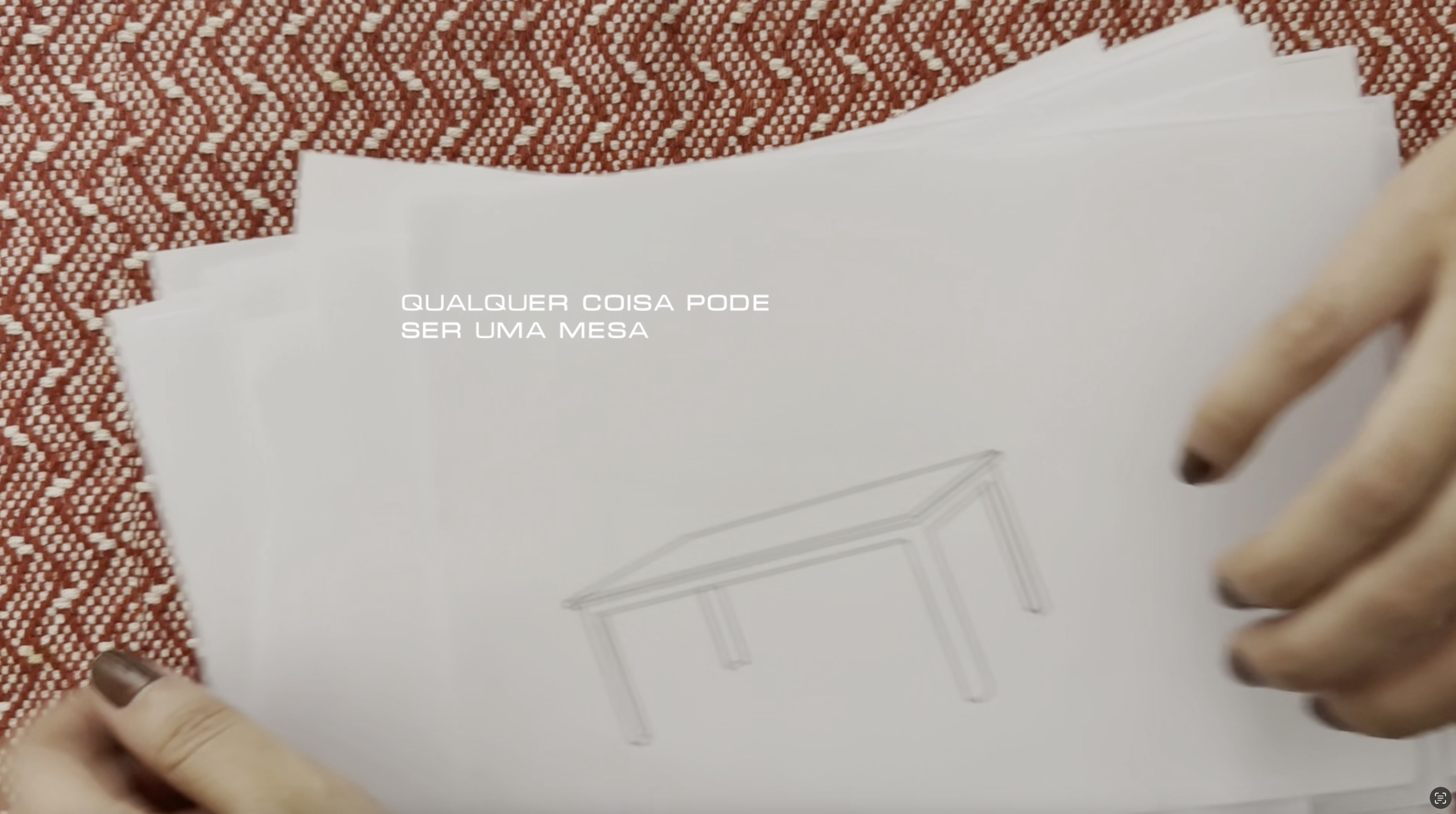 Qualquer coisa pode ser uma mesa / Uma mesa pode ser qualquer coisa